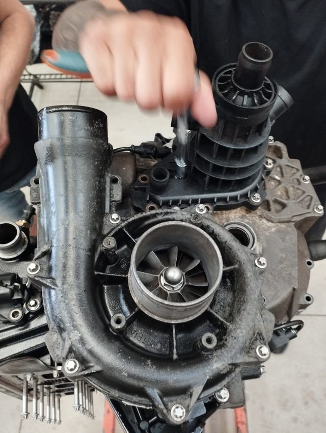 Supercharger de moto aquática 4 tempos desmontado na bancada